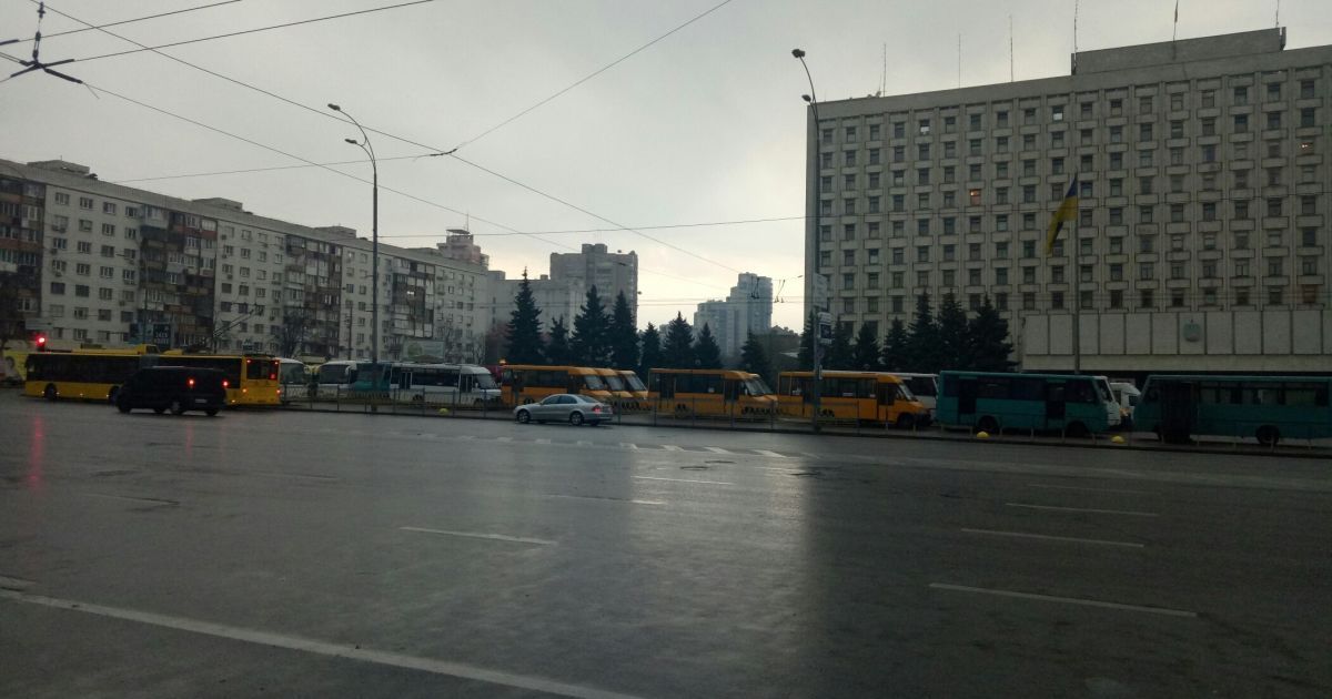 В Киеве протестуют маршрутчики: собираются сжечь автобус посреди столицы