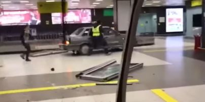 В РФ пьяный экс-силовик заехал в здание аэропорта и разнес кафе