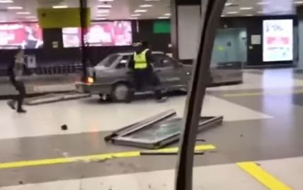 В РФ пьяный экс-силовик заехал в здание аэропорта и разнес кафе