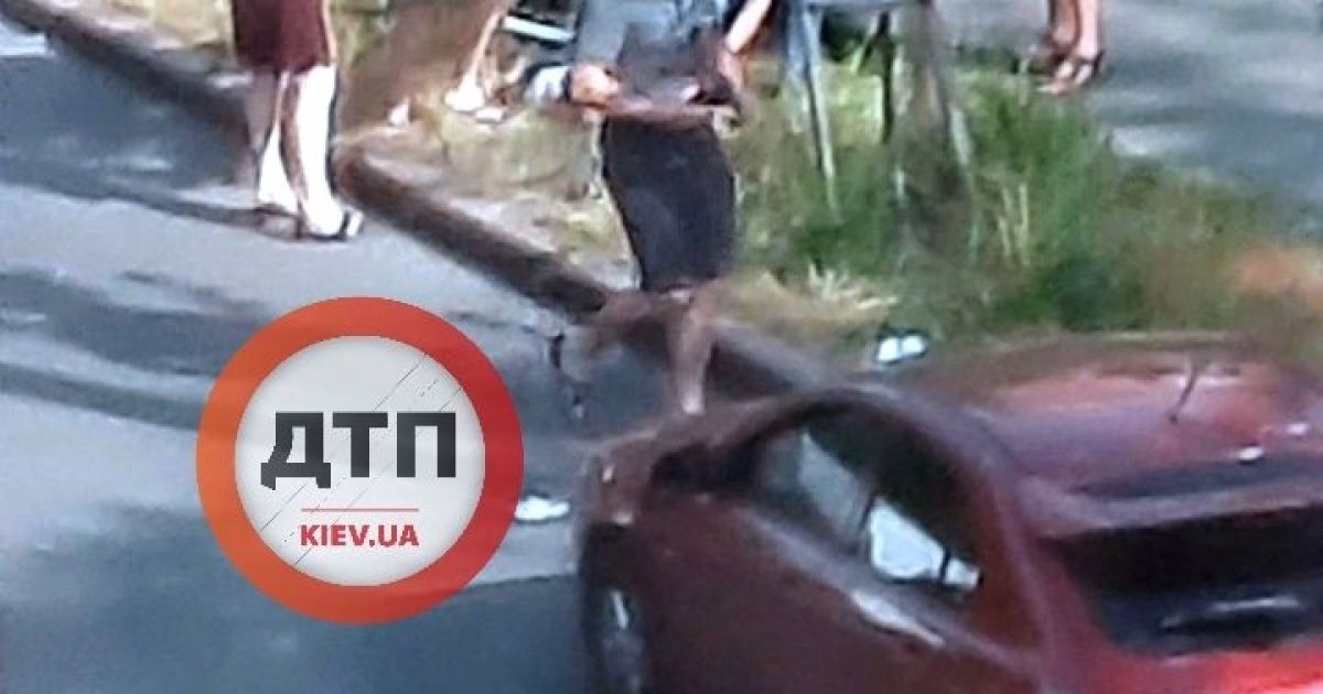 Перебегала в запрещенном месте: в Киеве автомобиль сбил маму с ребенком (фото)