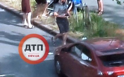 Перебегала в запрещенном месте: в Киеве автомобиль сбил маму с ребенком (фото)