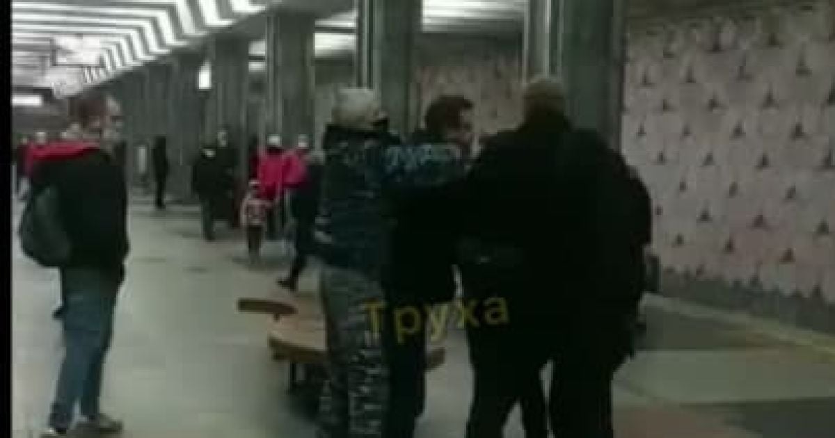 Антимаскові розбірки в метро Харкова: пасажир-порушник влаштував дебош у підземці (відео)