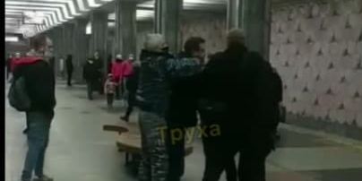 Антимасочные разборки в метро Харькова: пассажир-нарушитель устроил дебош в подземке (видео)