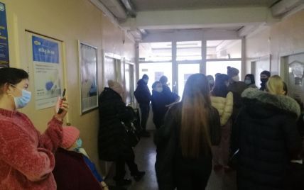 Червона зона карантину: в Одесі люди з підозрою на коронавірус стоять у загальних чергах в поліклініках