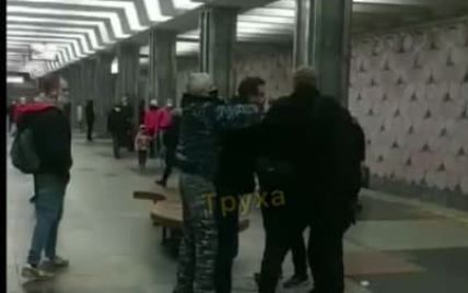 Антимасочные разборки в метро Харькова: пассажир-нарушитель устроил дебош в подземке (видео)
