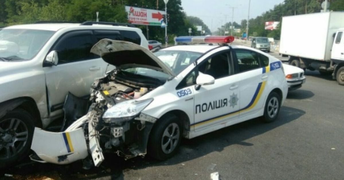 В Киеве патрульные на скорости протаранили внедорожник, есть пострадавшие