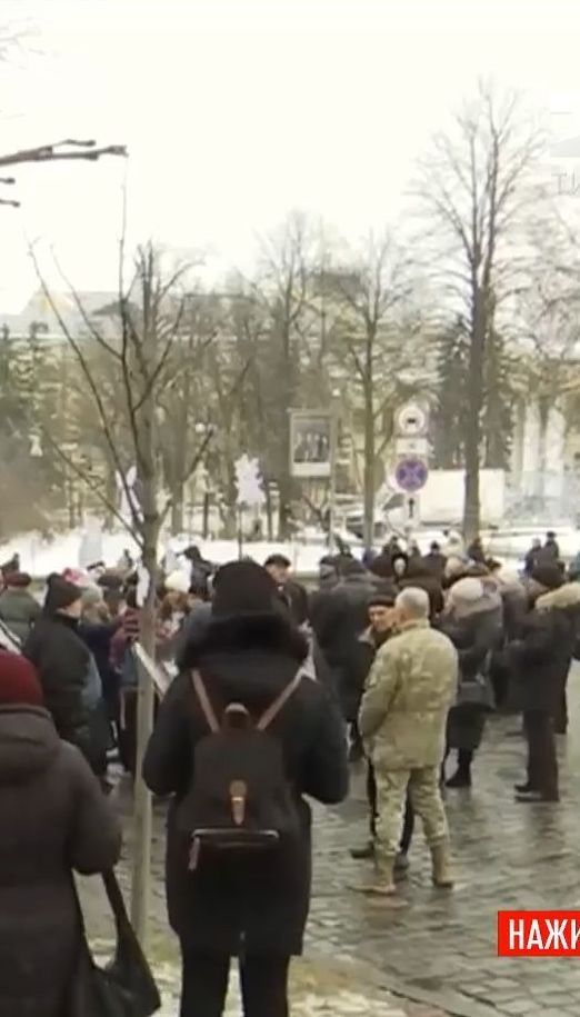 Люди приходять на Майдан, щоб вшанувати Небесну Сотню