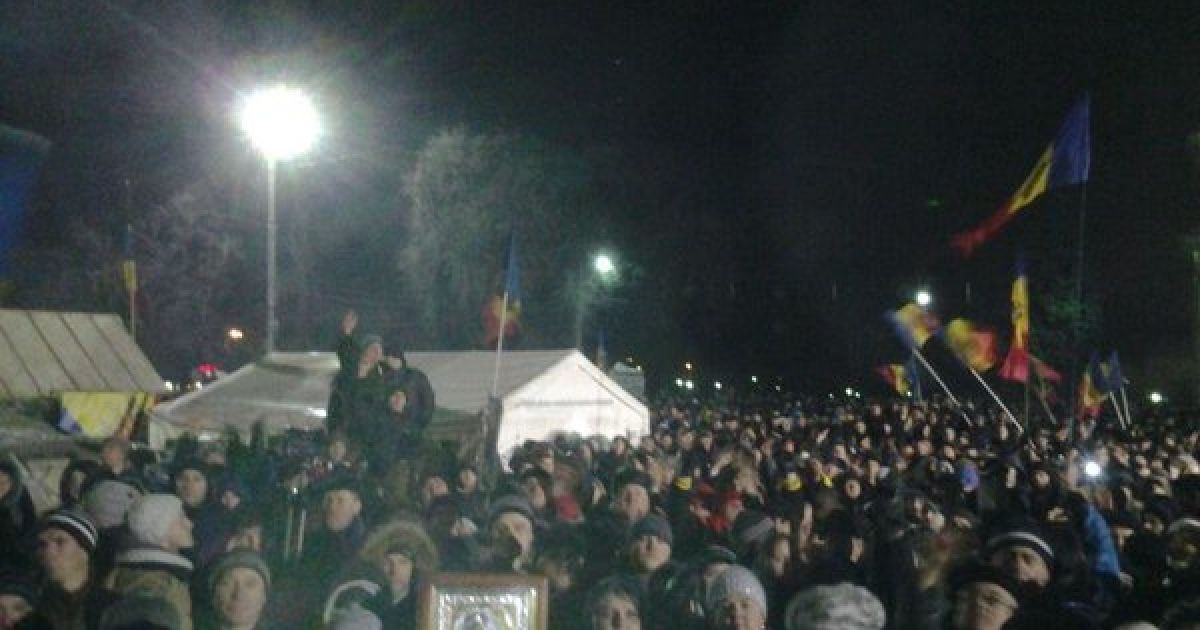 Люди собрались у парламента