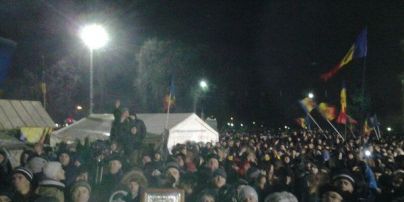 Возле парламента в Кишиневе собрался многотысячный митинг