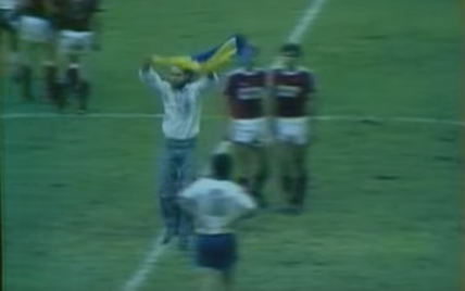 Стрикер на матче СССР - ГДР станцевал гопак с флагом Украины. Раритетное видео 1976 года