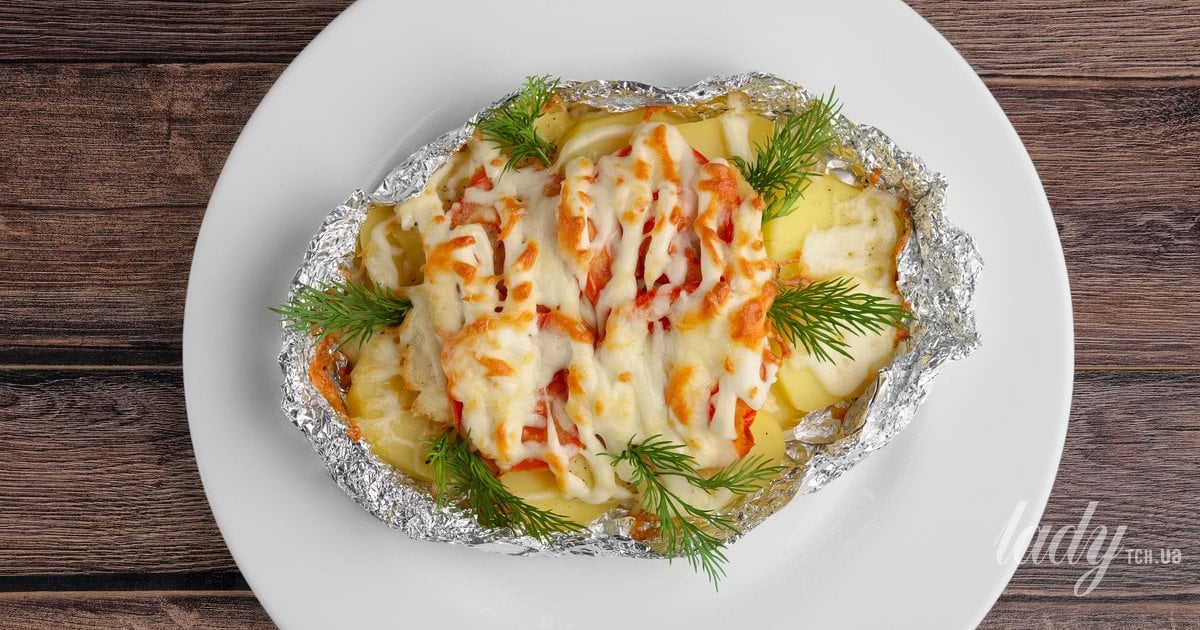 Запечена картопля з куркою та сиром