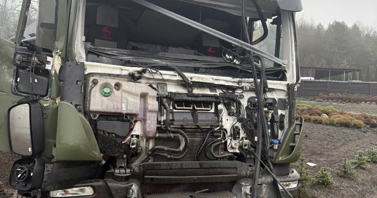 Військова вантажівка врізалася у паркан