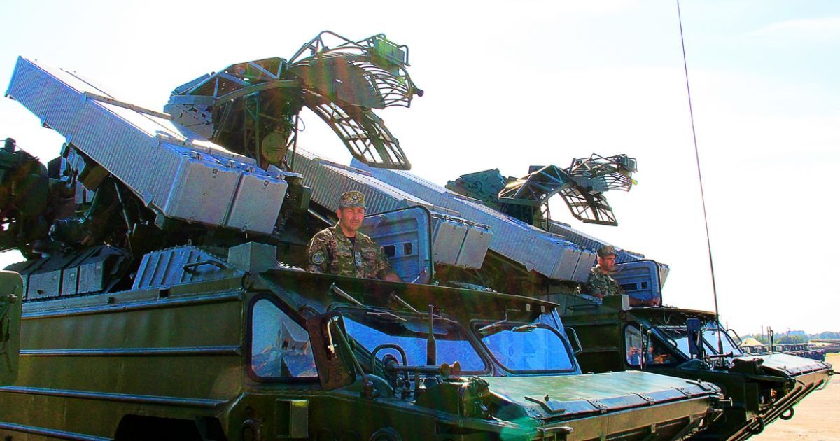 Во время подготовки к торжествам на военном аэродроме в Чугуеве / © Министерство обороны Украины