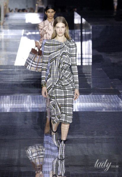 Коллекция Burberry прет-а-порте сезона осень-зима 2020-2021 / © East News