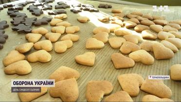 Печиво перемоги: на Тернопільщині господині щодня печуть для військових та людей у гарячих точках
