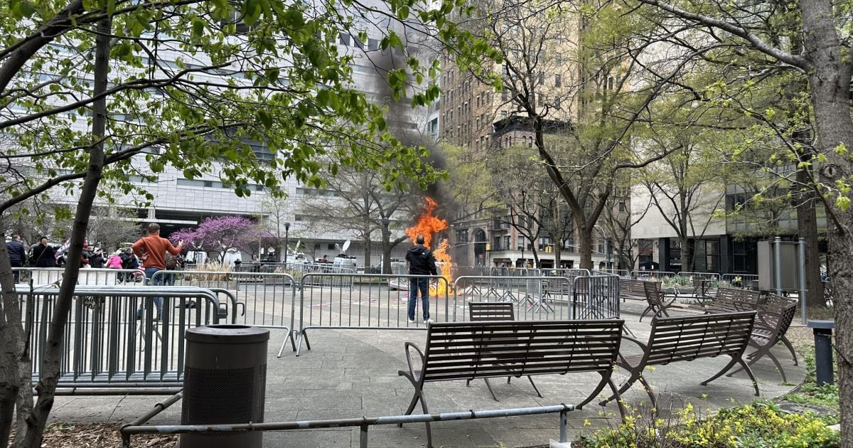 Чоловік підпалив себе перед будівлею Манхеттенського суду в Нью-Йорку