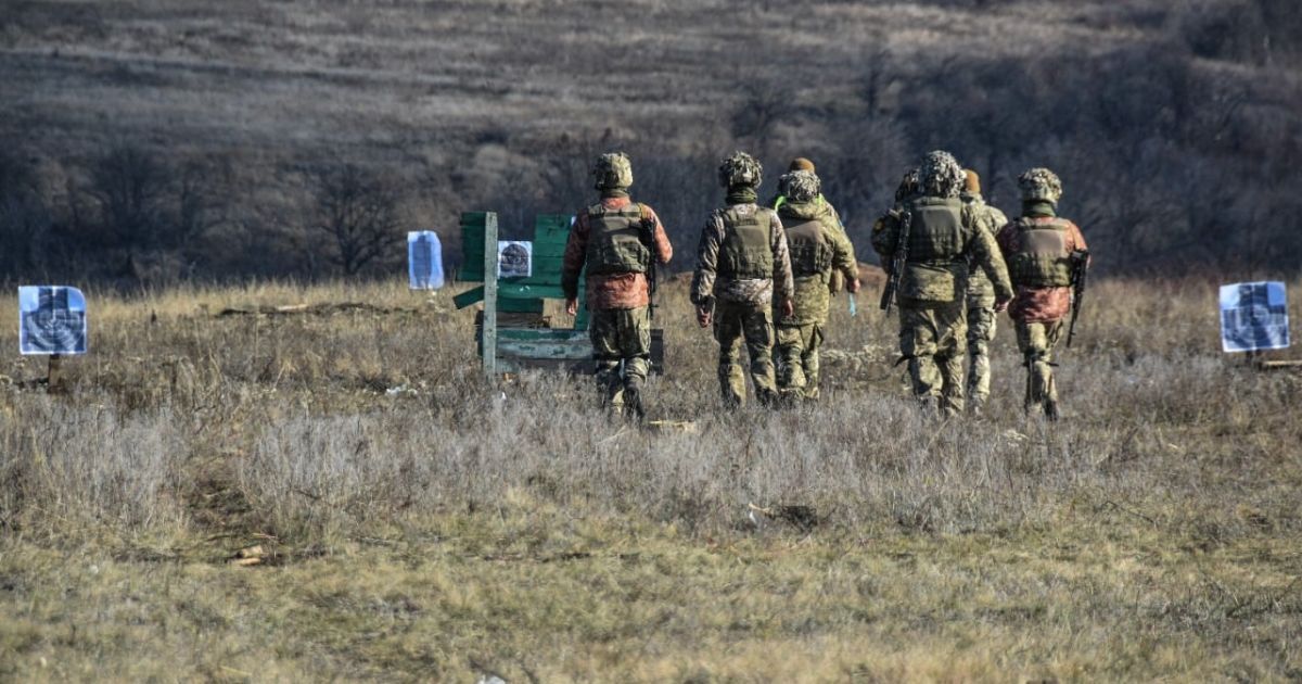На Донбассе враг ранил украинского военного