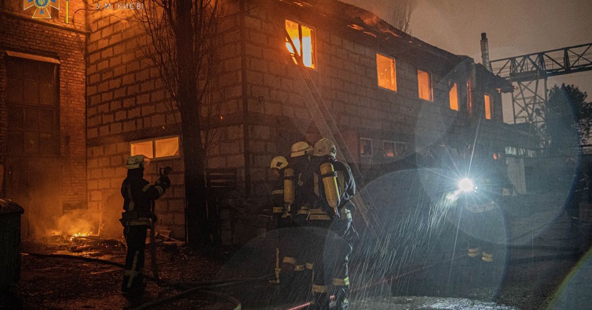 В Киеве на Алматинской произошел масштабный пожар: есть пострадавшие