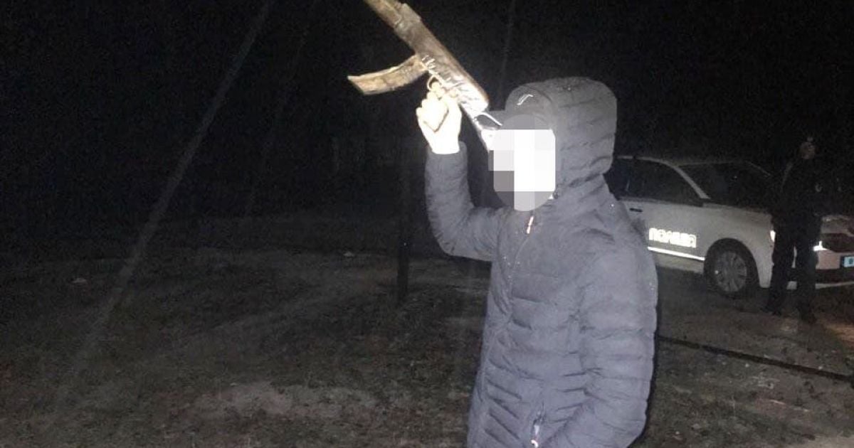 Парень в Ровненской области показал полицейским "оружие", из которого он салютовал на Новый год