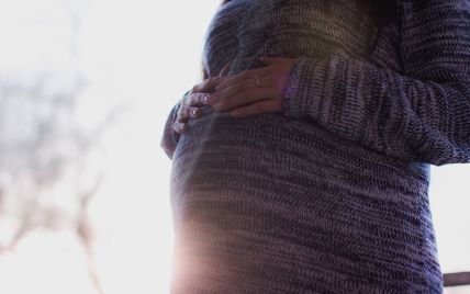 Не знала о беременности: 22-летняя девушка приняла родовые схватки за боль при месячных