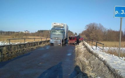 Во Львовской области столкнулись грузовик и легковушка: есть пострадавшие