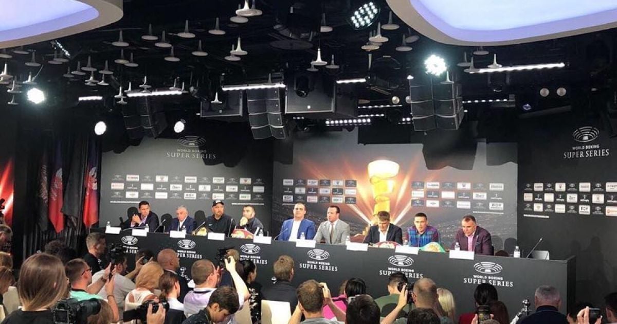 Усик та Гассієв "посверлили" один одного очима перед фіналом WBSS