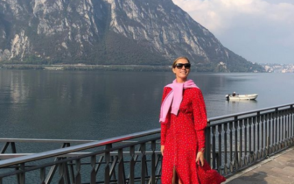 У сукні з глибоким декольте і кросівках: Катя Осадча опублікувала цікаві знімки з Італії