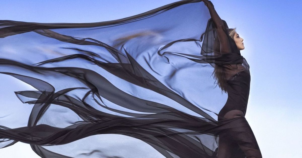 Стройная Энистон в платьях с декольте позировала для модного глянца