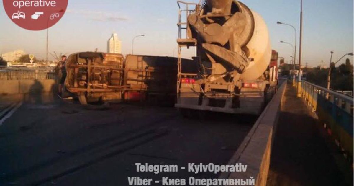 На столичній Петрівці зіткнулися дві вантажівки, рух повністю перекрито