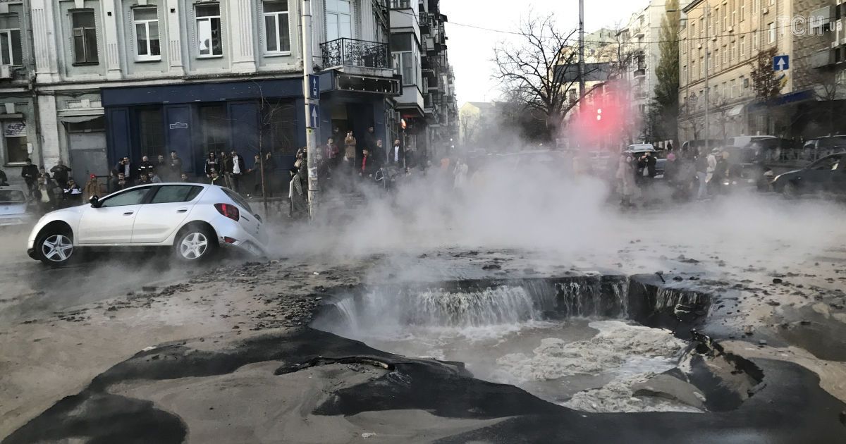 Владельцы поврежденных в киевском провале машин подадут в суд