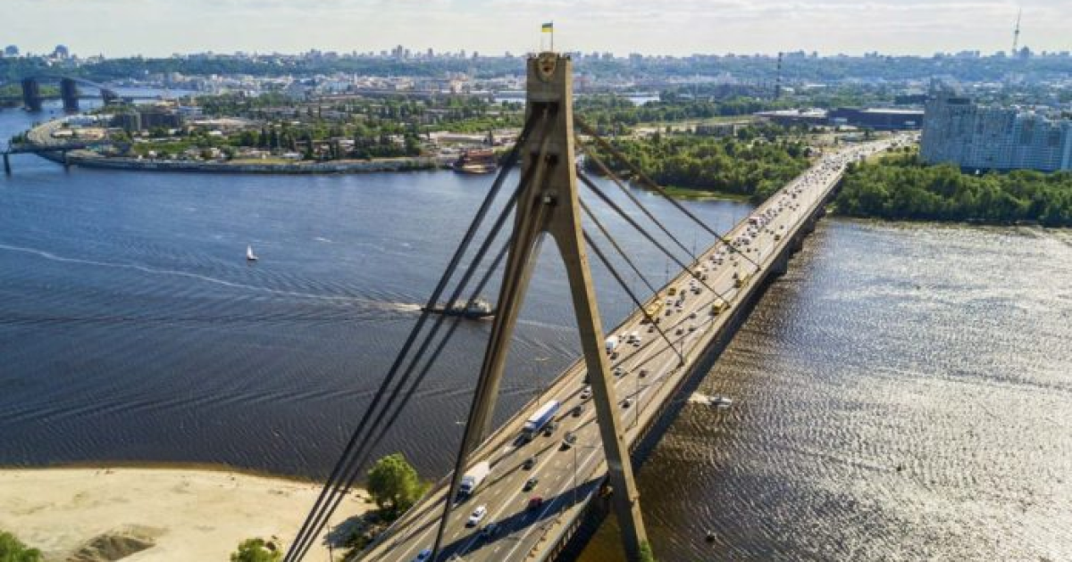 В Киеве 37-летний мужчина "заминировал" Северный мост: что грозит