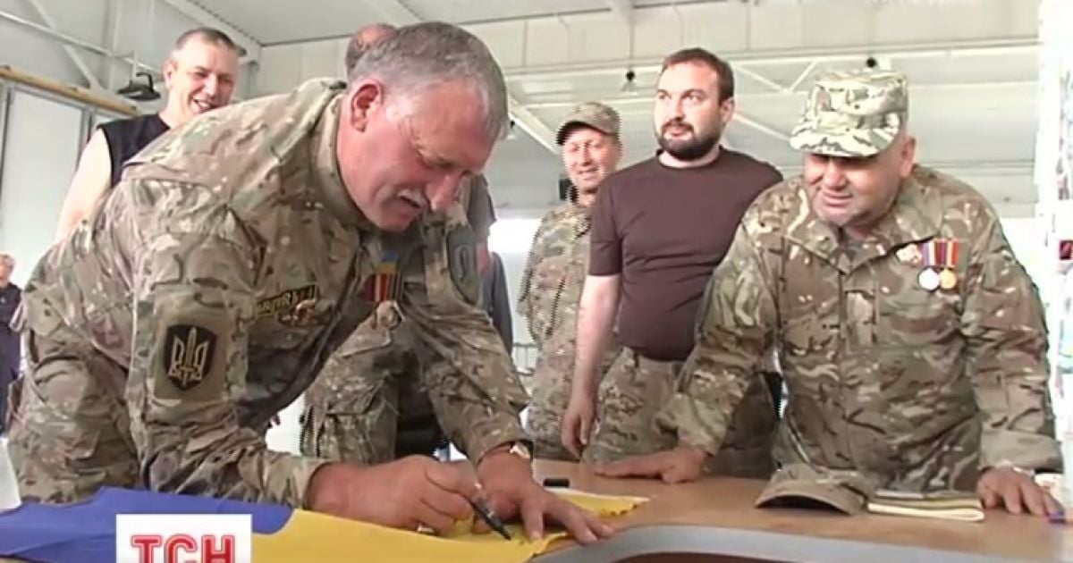 В бывшем поместье Януковича батальон "Сечь" с шашлыком отпраздновал свой день рождения