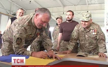 У колишньому маєтку Януковича батальйон "Січ" із шашликом відсвяткував свій день народження