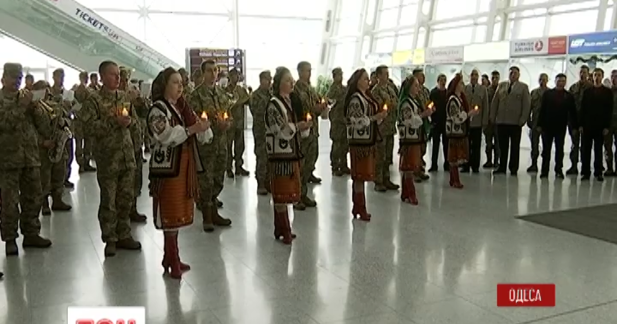 В аэропортах почтили украинских "киборгов"