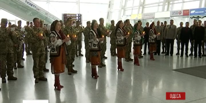 Во всех аэропортах Украины почтили подвиг "киборгов"