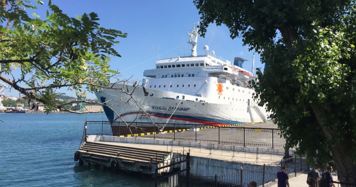 Лайнер-неудачник. Соцсети потешаются над "круизным" судном РФ, которое не могло причалить в порту Ялты