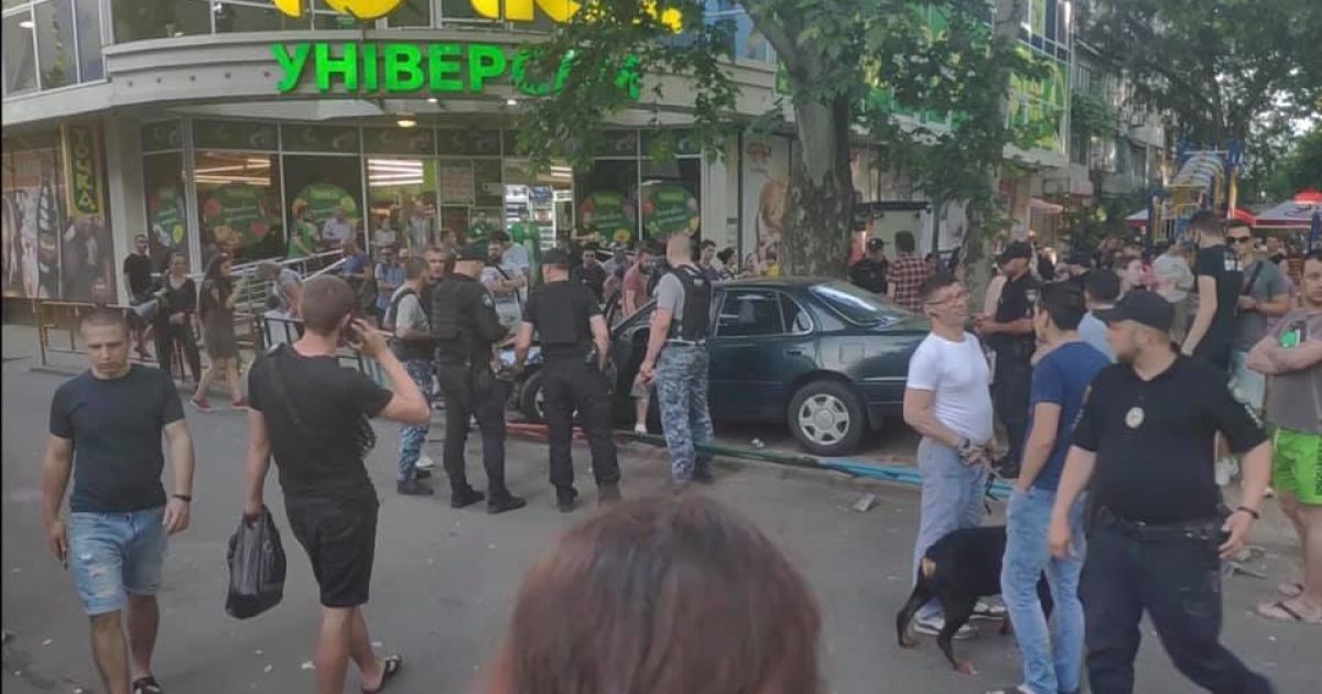 В Одесі натовп вдався до самосуду над водієм, якому стало зле за кермом і він вилетів на тротуар
