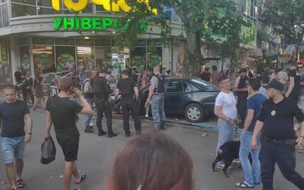 В Одесі натовп вдався до самосуду над водієм, якому стало зле за кермом і він вилетів на тротуар