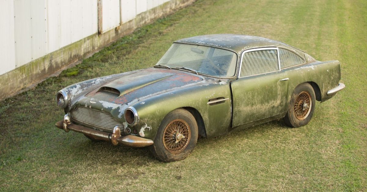 Простоявший 45 лет в лесу Aston Martin DB4 уйдет с молотка