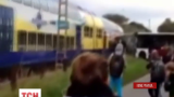 В Германии поезд врезался в школьный автобус, который застрял на железнодорожных путях