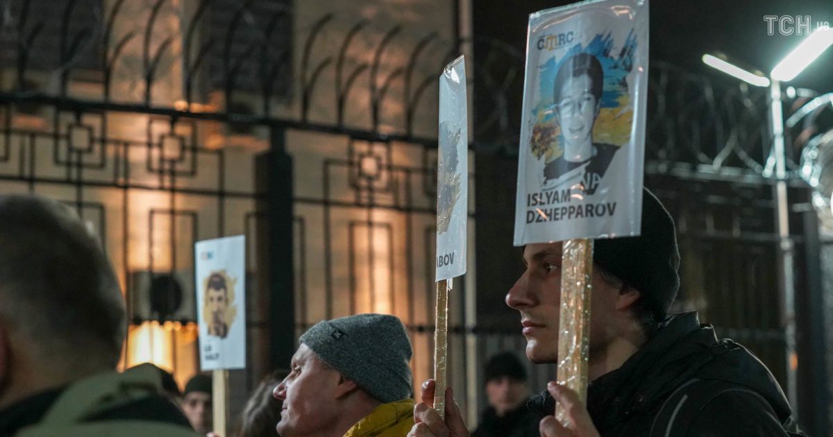 Акція під посольством РФ до дня анексії Криму_2 / © ТСН