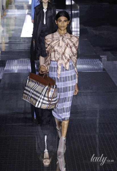 Коллекция Burberry прет-а-порте сезона осень-зима 2020-2021 / © East News