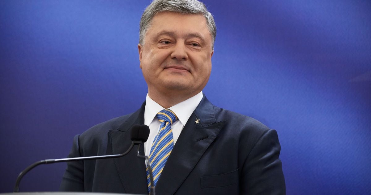 Подчеркнул исторические корни и демократичность. Порошенко поздравил украинцев с Днем Конституции