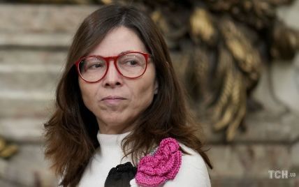 В белом свитере с вязаными цветами: новый министр экономики в странном образе приняла присягу