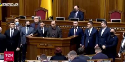 "Б**ть йо**на": нардеп від "Слуги народу" вилаявся за трибуною Ради