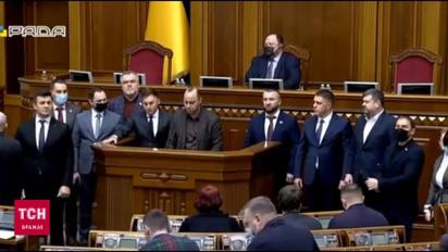 "Б**ть е**на": нардеп от "Слуги народа" выругался за трибуной Рады