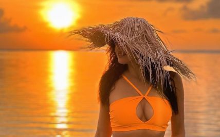 Отдыхает в Кении: участница "Холостяка-11" в апельсиновом купальнике похвасталась стройной фигурой