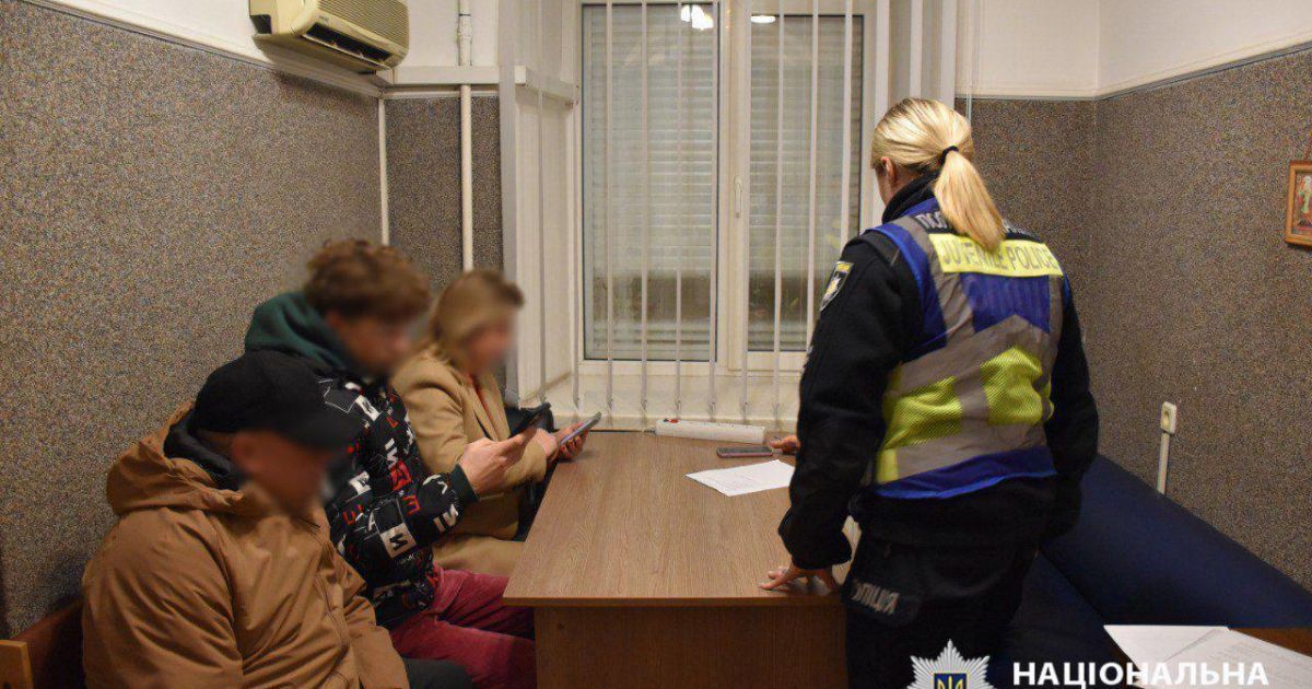 З неповнолітніми та їхніми батьками спілкуються ювенальні полііцейські