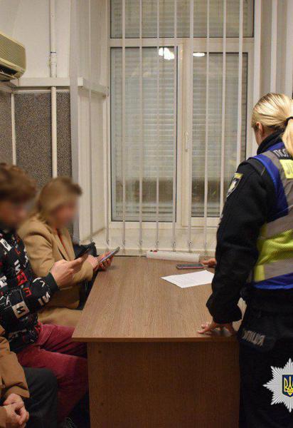 С несовершеннолетними и их родителями общаются ювенальные полицейские