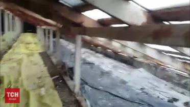 Під Києвом злива затопила школу без даху